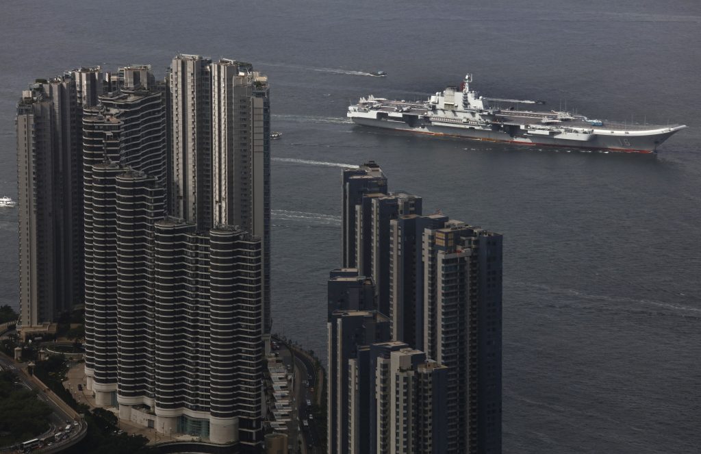 КИНА ДЕМОНСТРИРА МОЋ: У пратњи ратних бродова, носач авиона упловио у воде Хонгконга (ВИДЕО)